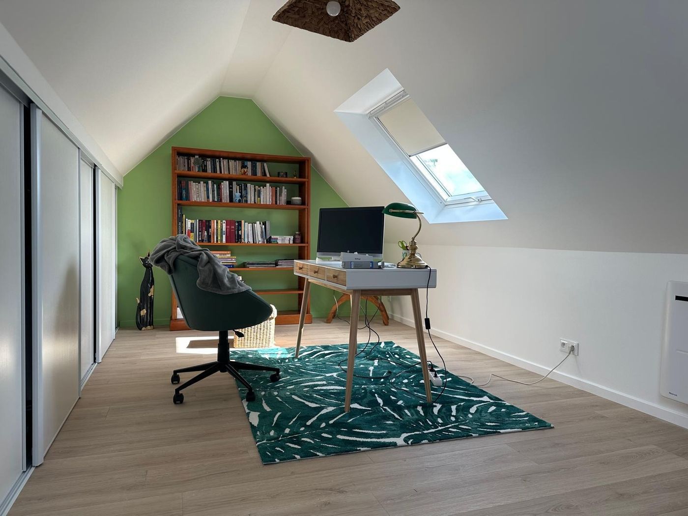 Bureau aménagé sous les combles