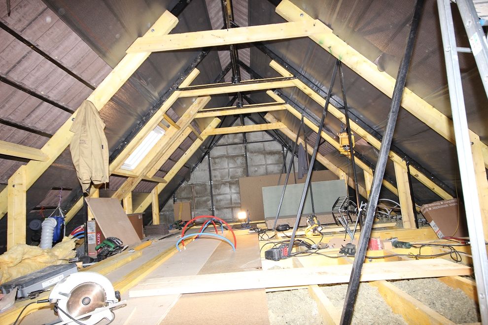 Charpente métallique renforcée en bois pendant le chantier
